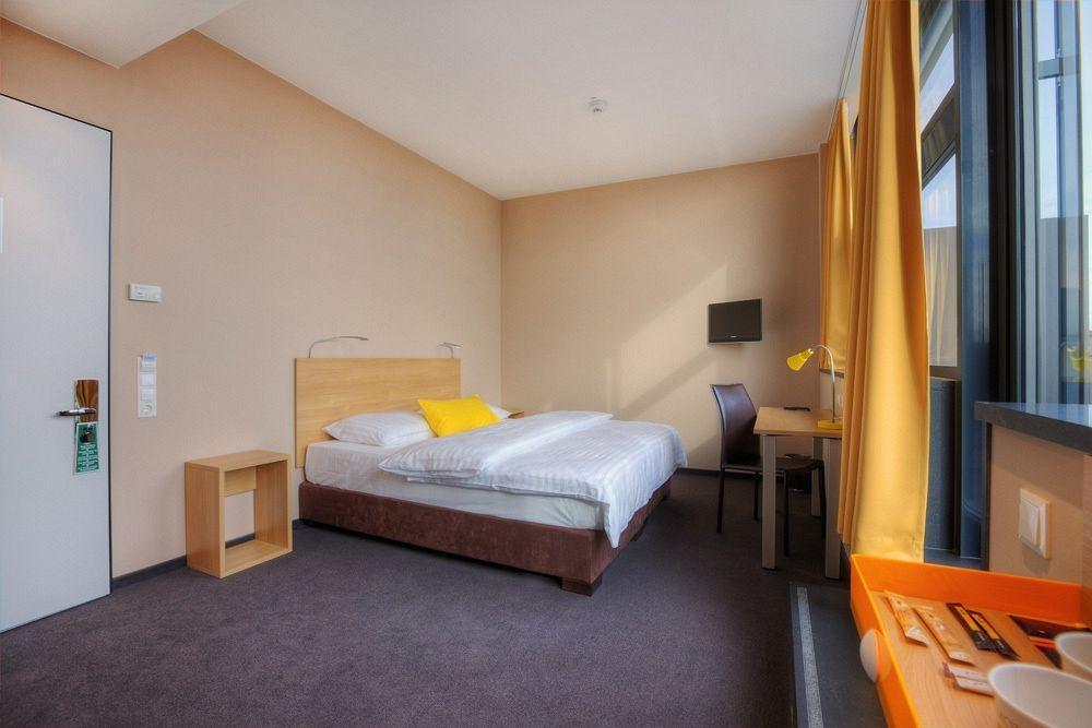 B&B Hotel Muenchen-Moosach Exteriör bild